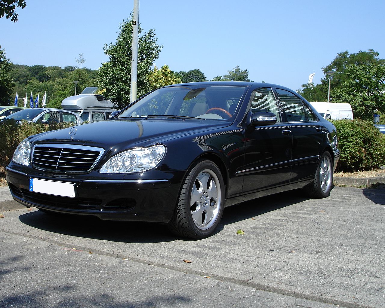 1280px-Mercedes_S_600_front_left.jpg