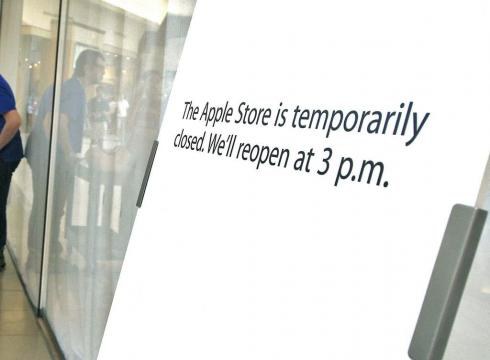 2-1-Apple-employees-celebrate-Jobs-life.jpg