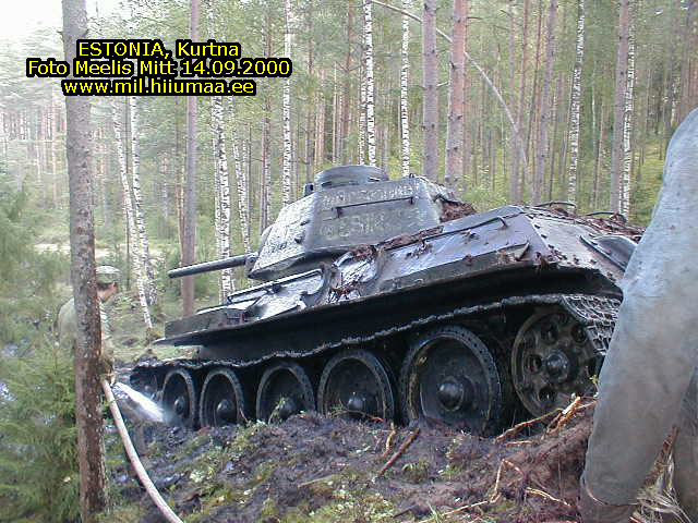 2002-09-14-Estonia-Kurtna_tank_T-34_13.jpg