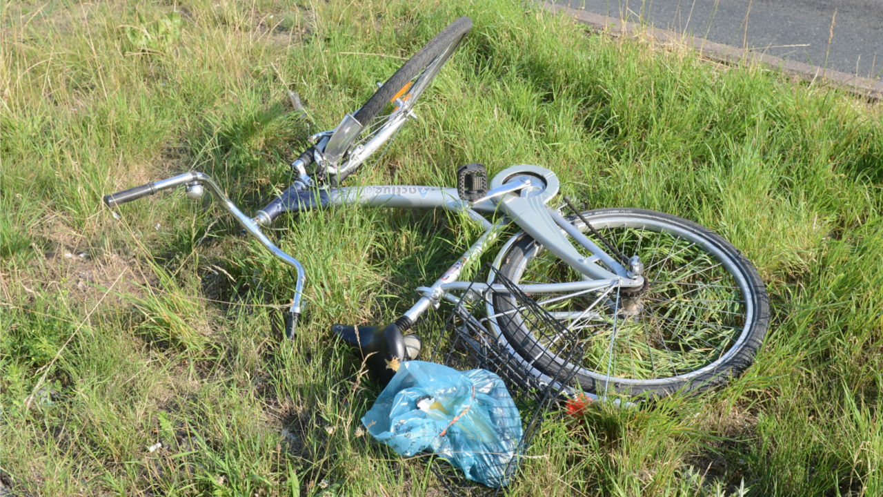 Das Fahrrad des Opfers liegt neben der Straße im Gras