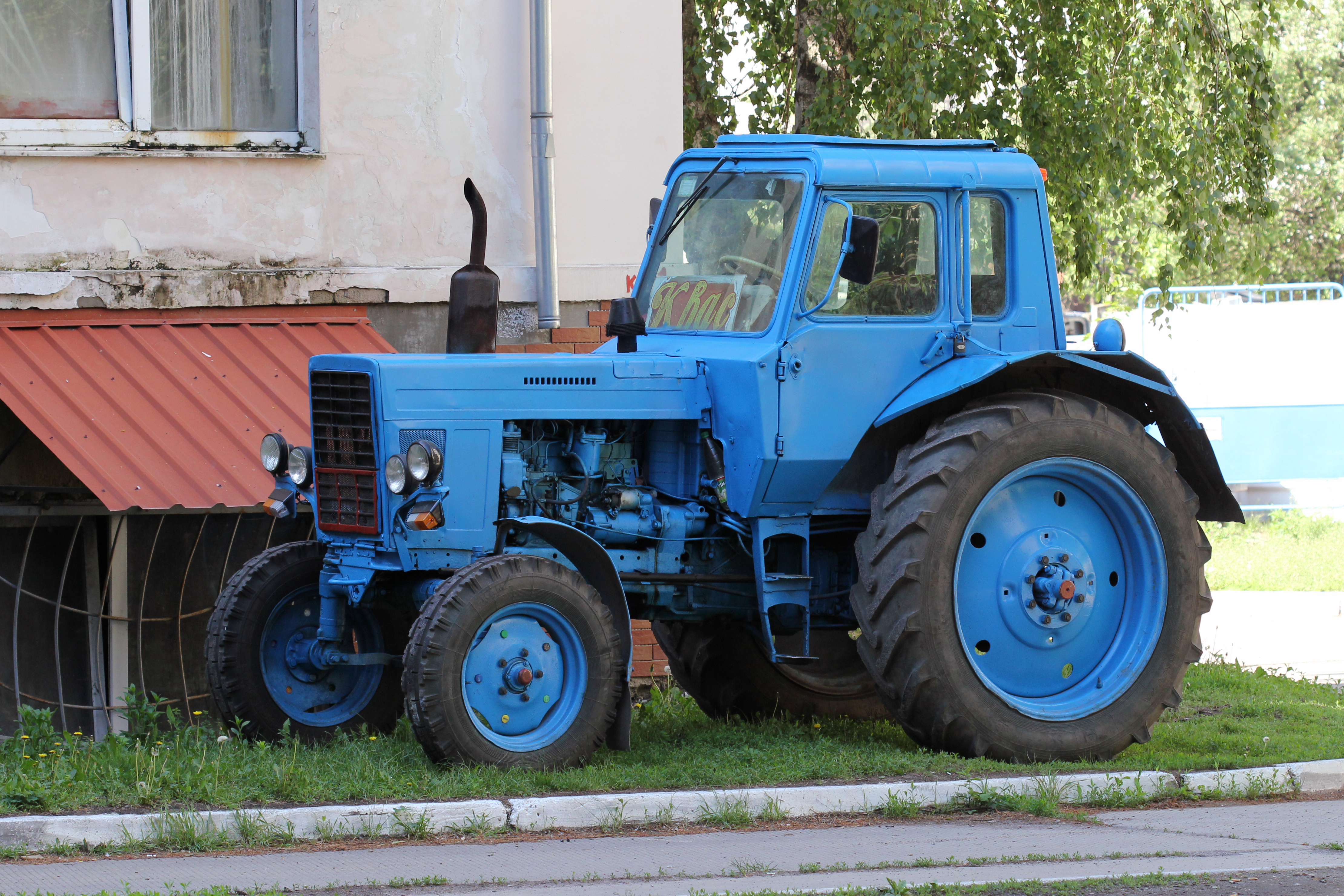 MTZ-80_tractor_2013_G1.jpg