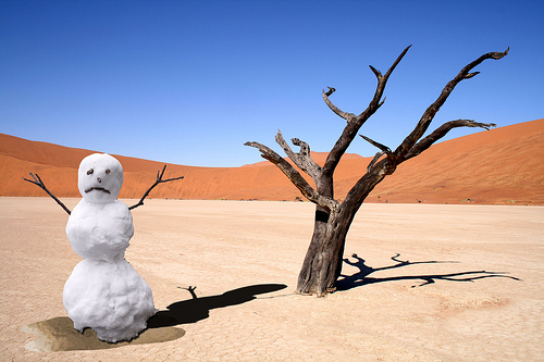 Snowman_in_desert.jpg