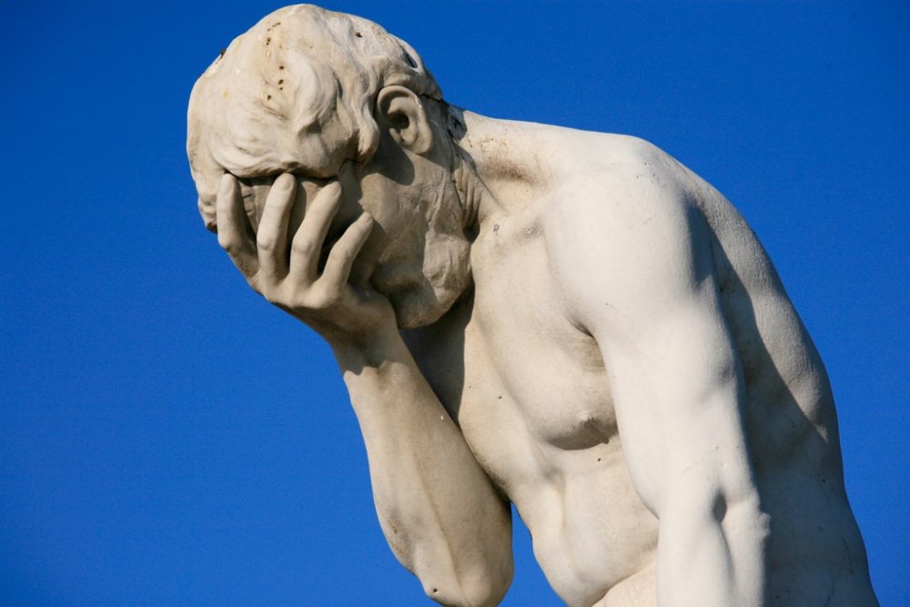 paris-tuileries-garden-facepalm-statue_v